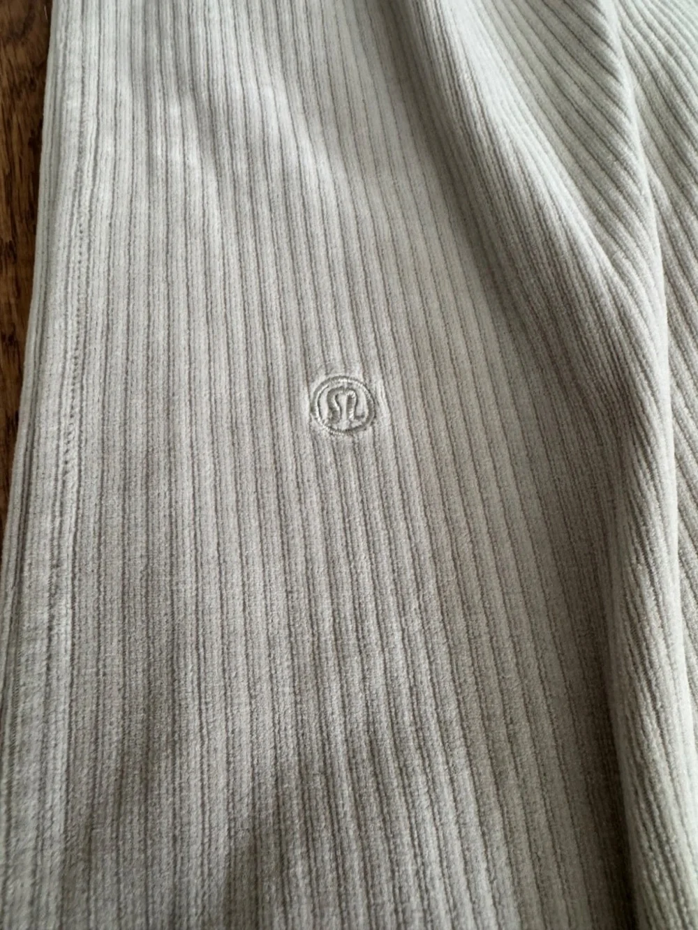 Lululemon‎ Scuba Velvet Cord Mid Rise Wide Leg Pants Riverstone Size 2 W5FRES